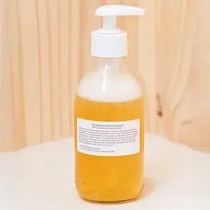 Adoptez notre shampoing douche à l’huile d’olive, un choix incontournable pour les amoureux de la Provence. Sa base lavante douce, sans tensioactif sulfaté, est idéale pour les cheveux délicats et les peaux sensibles. Enrichi en huile d’olive bio, ce shampoing douche nourrit vos cheveux et préserve l’hydratation de votre peau. Sa formule douce nettoie efficacement tout en offrant une sensation de souplesse et de brillance aux cheveux. Avec son parfum léger d’huile d’olive, ce produit transforme chaque lavage en un moment de soin agréable et authentique.