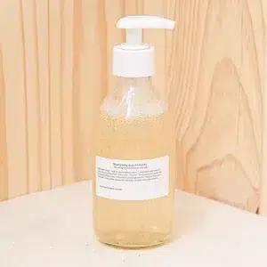 Adoptez notre shampoing douche au beurre de karité, conçu pour les cheveux fragilisés et les peaux sèches. Enrichi en protéine de blé naturelle, ce produit offre une expérience de soin douce et revitalisante pour le corps ainsi que pour les cheveux. Le beurre de karité nourrit en profondeur, tandis que la protéine de blé, similaire à la kératine naturelle, renforce les cheveux et apaise la peau. Ce shampoing douche karité combine efficacité et douceur, vous offrant un soin complet pour une peau et des cheveux hydratés et revitalisés.