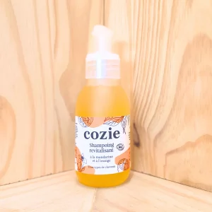 Réveillez votre crinière avec notre shampoing revitalisant à la mandarine et à l'orange. Ce shampoing combine les bienfaits revitalisants de la mandarine avec les propriétés renforçantes de l'orange pour des cheveux éclatants de santé. Sa formule moussante sans SCI nettoie en douceur, offrant une sensation de fraîcheur et de propreté. Enrichi en extraits naturels, il protège vos cheveux des agressions extérieures tout en les nourrissant. Ce shampoing solide est une alternative pratique et écologique aux produits liquides, remplaçant plusieurs bouteilles et contribuant à réduire les déchets plastiques. Adoptez ce soin capillaire fruité pour une routine efficace et respectueuse de l’environnement.