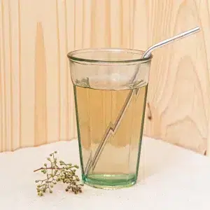 Découvrez notre sirop de fleur de sureau, une fusion délicate des pétales de fleurs fraîches et du parfum envoûtant du litchi. Ce sirop raffiné offre une expérience gustative élégante, idéale pour ajouter une touche sophistiquée à vos boissons et cocktails. Sa couleur dorée et son goût subtil en font un ingrédient versatile, parfait pour créer des cocktails raffinés, des sodas maison ou même pour agrémentez vos desserts. Laissez vous séduire par ce sirop de fleur de sureau aux arômes délicats et profitez d'une note florale exquise pour transformer vos moments de convivialité en véritables instants de plaisir.