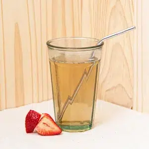 Découvrez notre sirop de fraise, une célébration de la délicatesse du printemps avec sa saveur authentique de fraises cueillies à maturité. Riche en arômes, il est parfait pour apporter une note fruitée à vos boissons et vos créations culinaires. Avec sa couleur rouge vive et son goût frais, il est idéal pour vos cocktails, vos sodas maison. Ou même comme garniture pour vos desserts et vos crêpes. Offrez vous un goût de fraîcheur estivale et transformez vos moments gourmands en une véritable expérience sensorielle avec ce sirop de fraise savoureux.