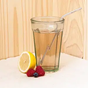 Découvrez notre sirop de grenadine, une véritable explosion de saveurs fruitées mêlant des fruits rouges savamment sélectionnés avec une subtile note vanillée en fin de bouche. Ce sirop offre une expérience gustative riche et intense, évoquant la douceur des fruits d'été et l’élégance d’une touche vanillée. Parfait pour aromatiser vos boissons, il est également idéal pour vos cocktails et vos desserts. Avec sa couleur vive et son goût authentique, notre sirop de grenadine apporte une touche de fraîcheur et de gourmandise à vos créations culinaires. Offrez vous un moment de plaisir intense avec ce sirop exquis et polyvalent.