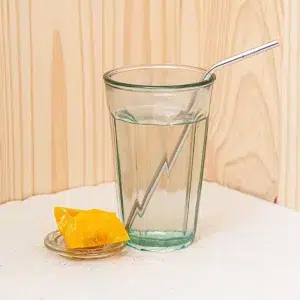 Découvrez notre sirop de pèche, une douce évocation de l'été avec sa saveur délicate de pêche mûre à point. Ce sirop, avec sa couleur caramel doré, capture l'essence des pêches juteuses et sucrées, offrant un parfum fruité et ensoleillé. Idéal pour rehausser vos boissons, ce sirop peut être utilisé dans vos cocktails, vos limonades ou même comme garniture pour vos desserts. Sa texture onctueuse et son goût authentique transforment chaque boisson en une expérience estivale, parfaite pour vous rafraîchir lors des journées chaudes. Découvrez le plaisir d’un sirop de pèche aux saveurs naturelles et laissez vous séduire par ce doux nectar fruité.