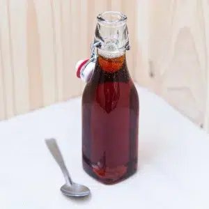 Découvrez notre sirop d’érable, une douce gourmandise naturellement sucrée, qui apportera une touche authentique et délicieuse à vos plats sucrés comme salés. Ce sirop d’exception est le nectar pur provenant directement des érables. Offrant une expérience gustative unique avec ses notes profondes de caramel et de vanille. Idéal pour napper vos crêpes, pancakes ou gaufres, il peut également être utilisé en marinades, sauces ou même en substitut du sucre dans vos recettes. Plongez dans l’authenticité et laissez vous séduire par ce produit artisanal et gourmet qui enrichira vos repas et moments gourmands.