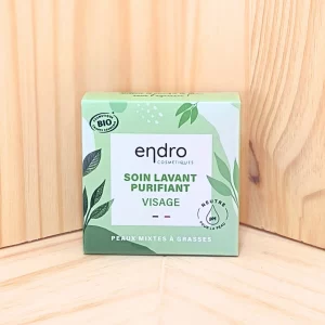 Explorez notre soin lavant purifiant, le nettoyant visage idéal pour éliminer efficacement les impuretés tout en respectant le pH naturel de votre peau. Sa formule douce, sans allergènes, se transforme en une mousse crémeuse qui nettoie le visage sans agresser ni assécher la peau. Ce soin lavant purifiant offre un nettoyage en profondeur tout en prévenant les sensations de tiraillement. Conçu pour être utilisé quotidiennement. Il purifie la peau en douceur et prépare le visage pour les étapes suivantes de votre routine de soin. Offrez à votre peau un nettoyage délicat et efficace, pour un teint frais, net et éclatant.