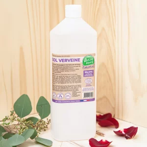 Le sol verveine assure le nettoyage, le dégraissage et la brillance de divers types de sols, tels que carrelages, linos, terres cuites, dallages, marbres, parquets, et revêtements plastiques. Ce produit ne nécessite pas de rinçage, ce qui simplifie l'entretien de vos sols tout en laissant une odeur fraîche et agréable de verveine. Sa formule est conçue pour offrir une finition impeccable sans traces, rendant le nettoyage rapide et efficace. Utilisé régulièrement, il maintient vos sols propres et brillants, et son parfum naturel contribue à créer une atmosphère agréable dans votre espace de vie.