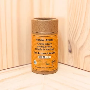 Explorez notre crème solaire SPF30 coco minérale solide, enrichie en huile de moringa pour une protection solaire efficace et naturelle. Avec un indice SPF 30, cette crème assure une défense optimale contre les rayons UVB et UVA grâce à l’oxyde de zinc, un filtre minéral doux pour la peau. Sa formule résistante à l’eau et à la transpiration garantit une protection durable, même lors de longues journées au soleil. Enrichie d’un parfum coco agréable, la solaire SPF30 coco procure une sensation d’évasion et de bien-être tout en protégeant votre peau. Disponible en version parfumée, elle est parfaite pour les journées ensoleillées et les escapades estivales.