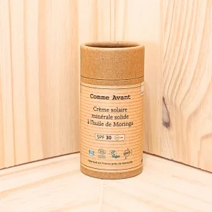 Découvrez notre crème solaire SPF30 naturel minérale solide, spécialement formulée pour offrir une protection solaire optimale avec une approche douce et efficace. Enrichie en huile de moringa, cette crème solaire minérale assure une protection élevée avec un indice SPF30 naturel. Contre les rayons UVA et UVB, grâce au pouvoir de l’oxyde de zinc. Sa formule résistante à l'eau et à la transpiration vous garantit une protection durable et fiable. Ce produit est disponible en version parfumée, offrant une expérience sensorielle agréable tout en protégeant votre peau contre les effets nocifs du soleil lors de toutes vos activités extérieures.