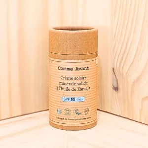 Explorez notre crème solaire SPF50 naturel minérale solide, conçue pour offrir une protection solaire supérieure avec une approche respectueuse de votre peau et de l’environnement. Dotée d’un SPF50, cette crème solaire naturel protège efficacement contre les rayons UVA et UVB grâce à l’oxyde de zinc. Sa formule résistante à l’eau et à la transpiration assure une protection durable même lors des activités intenses en extérieur. Ce produit est disponible en version parfumée, vous permettant de profiter du soleil tout en vous offrant une protection de haute qualité et une expérience sensorielle agréable.