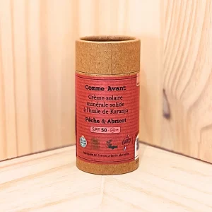 Découvrez notre crème solaire SPF50 pêche minérale solide, une option innovante pour une protection solaire maximale. Formulée sans dioxyde de titane, elle utilise l'oxyde de zinc comme filtre solaire minéral pour offrir une défense efficace contre les rayons UVA et UVB. Sa texture solide et compacte permet une application précise et économique, idéale pour les activités en plein air. Enrichie avec un parfum délicat de pêche, cette crème solaire SPF50 pêche assure une expérience agréable tout en offrant une protection optimale. Parfaite pour ceux qui recherchent une alternative durable et efficace aux produits solaires liquides, cette crème protège votre peau tout en vous offrant un confort quotidien.