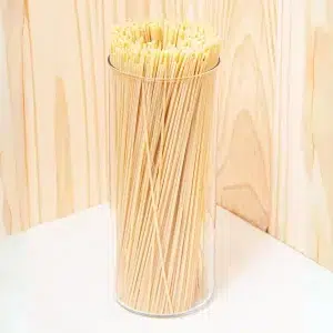 Découvrez nos spaghettis blancs, des pâtes longues qui incarnent la tradition italienne. Fabriqués à partir de semoule de blé dur de haute qualité, ces spaghettis offrent une texture ferme et une excellente capacité à retenir les sauces. Parfaits pour vos plats de pâtes préférés, ces spaghettis se cuisent à la perfection pour créer des repas savoureux et authentiques. Que ce soit pour des sauces riches, des recettes de pâtes classiques ou des plats innovants, ces spaghettis blancs ajoutent une touche italienne à votre cuisine. Ils sont idéaux pour toute la famille, alliant qualité, goût et satisfaction.