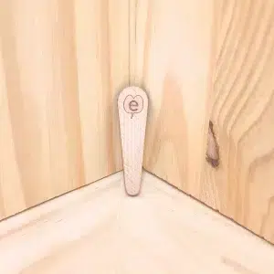 Facilitez l’application de vos soins cosmétiques avec nos petites spatules en bois. Fabriquées en France à partir de bois de hêtre massif, ces spatules sont idéales pour prélever la juste dose de vos produits de manière hygiénique et pratique. Leur conception solide et résistante assure une utilisation durable, tandis que leur gravure élégante ajoute une touche d’authenticité à votre routine de soins. Ces spatules sont parfaites pour une utilisation avec des crèmes, des masques ou des baumes. Permettant un dosage précis et une application propre, tout en mettant en avant un produit fabriqué localement avec soin.