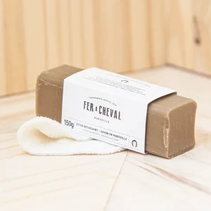 Dites adieu aux taches tenaces avec notre stick linge détachant, une solution efficace pour vos tâches de linge tout en étant doux pour les peaux sensibles. Ce savon est formulé sans conservateurs, colorants, parfums ni graisses animales, offrant ainsi une alternative respectueuse de l'environnement. Grâce à sa composition naturelle, il permet d'éliminer les taches sans compromettre la douceur de vos textiles. En plus de sa formule sans ajout de produits chimiques, il se distingue par sa capacité à traiter les taches de manière ciblée et efficace. Adoptez ce stick détachant pour un soin du linge à la fois performant et éco-responsable.