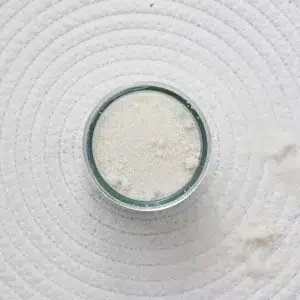 Découvrez notre sucre de canne blond, une douceur naturelle et légèrement caramélisée pour sublimer toutes vos préparations sucrées. Issu du pur jus de canne, ce sucre de qualité ajoute une saveur délicate et subtile à vos boissons, pâtisseries, et desserts. Sa texture fine et son goût légèrement caramélisé apportent une touche raffinée et savoureuse à vos créations culinaires. Parfait pour rehausser le goût de vos cookies, gâteaux, ou thés, il se mélange facilement et enrichit vos recettes de sa douceur authentique. Savourez le plaisir du sucre de canne blond dans chaque bouchée et profitez de ses qualités naturelles pour des desserts exquis et gourmands.