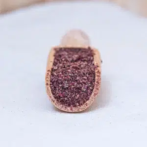 Découvrez nos flocons de sumac, une touche exotique pour enrichir vos plats de saveurs citronnées acidulées. Fabriqués à partir de sumac de qualité, ils offrent une saveur distinctive et sont parfaits à saupoudrer sur vos salades. Leur goût acidulé et légèrement astringent ajoute une dimension unique à vos recettes, qu'il s'agisse de légumes grillés, de viandes, ou de marinades. Utilisé traditionnellement dans la cuisine du Moyen-Orient, le sumac est apprécié pour sa capacité à rehausser les saveurs sans être envahissant. En plus de ses qualités gustatives, il apporte également une belle touche de couleur à vos plats. Essayez nos flocons de sumac pour une expérience culinaire authentique et raffinée.