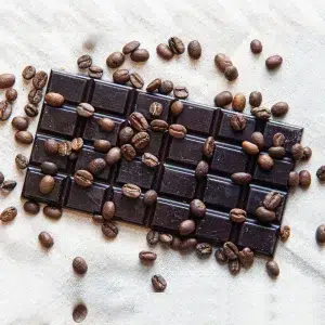 Savourez notre tablette 65% café, où l'intensité du cacao se marie avec l'arôme robuste du café. Fabriquée avec des fèves de cacao Nacional, reconnues pour leurs arômes floraux et fruités, cette tablette allie la richesse du chocolat noir à la profondeur et l'énergie du café. Chaque carré vous offre une expérience gustative unique, où la douceur du cacao se mélange harmonieusement avec la force du café, pour un moment de dégustation à la fois raffiné et revitalisant. Idéale pour les amateurs de chocolat et de café, cette tablette 65% café vous promet une pause gourmande pleine de caractère.