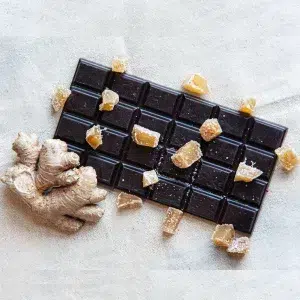 Découvrez notre tablette 65% gingembre, une combinaison exquise de cacao riche et de gingembre épicé. Fabriquée avec des fèves de cacao Nacional soigneusement sélectionnées, cette tablette marie l'amertume douce du chocolat avec la chaleur piquante du gingembre pour une dégustation surprenante et énergisante. Le cacao 65% vous offre une base riche et veloutée, tandis que le gingembre ajoute une touche épicée et stimulante. Chaque carré de cette tablette 65% gingembre vous invite à un voyage gustatif unique, où le chocolat et les épices se rencontrent dans une harmonie parfaite. Idéale pour un moment de dégustation raffiné ou pour éveiller vos papilles.