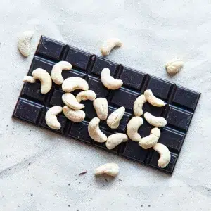 Laissez vous tenter par notre tablette 75% cajou, une fusion parfaite entre un cacao intense et des morceaux croquants de noix de cajou. Fabriquée avec des fèves de cacao Nacional, réputées pour leurs arômes floraux et fruités, cette tablette 75% cajou allie l’amertume du chocolat noir à la douceur des noix de cajou. Chaque bouchée offre un contraste harmonieux entre la richesse du cacao et le croquant délicat des cajous, créant ainsi une expérience gustative à la fois raffinée et satisfaisante. Ce chocolat est l’occasion idéale de vous offrir un moment de gourmandise riche et élégant.