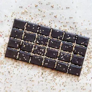 Appréciez notre tablette 75% sésame, une fusion raffinée du cacao intense et des saveurs délicates du sésame. Fabriquée avec des fèves de cacao Nacional de haute qualité. Cette tablette allie l’amertume subtile du chocolat noir à la texture croquante et les notes légèrement noisetées du sésame grillé. Chaque morceau de cette tablette 75% sésame vous offre une expérience gustative unique, où le goût profond du cacao se mêle harmonieusement aux arômes riches et chaleureux du sésame. Ce chocolat de haute qualité est idéal pour les amateurs de douceurs sophistiquées qui recherchent une pause gourmande pleine de caractère. Laissez vous séduire par ce mélange exquis pour un moment de plaisir authentique et intense.