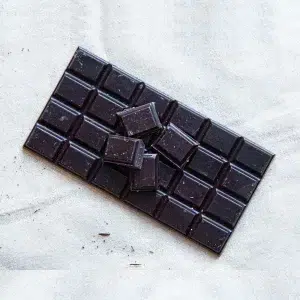 Découvrez notre tablette 100% cacao cru, une expression pure et intense du cacao Nacional dans sa forme la plus authentique. Cette tablette est le choix parfait pour les véritables amateurs de chocolat. Offrant une expérience gustative inégalée grâce à son absence totale de sucre ajouté. Chaque carré révèle les arômes floraux et fruités naturellement présents dans les fèves de cacao Nacional, cultivées avec soin pour préserver leur qualité exceptionnelle. Le cacao cru utilisé dans cette tablette est soigneusement traité pour maintenir ses bienfaits nutritionnels tout en accentuant les saveurs profondes et complexes du chocolat. Avec une texture riche et robuste, cette tablette vous invite à explorer la véritable essence du cacao à l’état pur, offrant une dégustation à la fois intense et raffinée. Que vous soyez un connaisseur de chocolat ou simplement en quête d’un moment de plaisir authentique, notre tablette 100% cacao cru vous promet une aventure gustative mémorable.