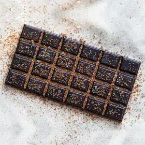 Explorez notre tablette 75% sucre coco, une délicieuse combinaison de cacao intense et de douceur naturelle. Fabriquée avec des fèves de cacao Nacional, réputées pour leurs arômes floraux et fruités, cette tablette associe l’intensité du chocolat noir avec le sucre de fleur de coco. Ce sucre naturel, à la fois doux et légèrement caramélisé, équilibre parfaitement l’amertume du cacao, offrant une expérience gustative riche et harmonieuse. Chaque carré de cette tablette 75% sucre coco vous invite à une dégustation raffinée, où le goût profond du chocolat se mêle aux notes subtilement sucrées du coco, pour un moment de gourmandise savoureux et équilibré.