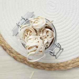 Explorez nos tagliatelles aux œufs, des pâtes larges et plates qui allient la richesse des œufs à la tradition italienne. Fabriquées à partir de semoule de blé dur de haute qualité et d'œufs frais, ces tagliatelles offrent une texture délicate et une saveur riche. Leur forme large permet d’absorber les sauces de manière exceptionnelle, que ce soit pour un plat de pâtes classique ou une recette plus élaborée. Parfaites pour des repas en famille ou des dîners sophistiqués, ces tagliatelles vous invitent à découvrir une expérience culinaire authentique et savoureuse. Ajoutez une touche d’authenticité à vos plats avec ces pâtes artisanales.