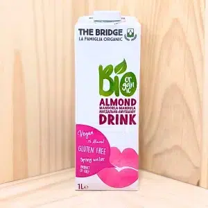 La boisson d’amande de The Bridge vous propose une alternative onctueuse et naturelle au lait. Cette boisson, non sucrée et sans lactose, offre une saveur douce et légèrement nutty, idéale pour enrichir vos recettes ou à déguster seule. Chaque gorgée capture la subtilité des amandes. Offrant une boisson crémeuse et délicate en bouche. Parfaite pour les personnes intolérantes au lactose ou celles recherchant une alternative végétale, cette boisson d'amande est idéale pour vos smoothies, céréales, desserts ou simplement à boire nature. The Bridge privilégie des ingrédients biologiques de haute qualité, garantissant un produit respectueux de l'environnement et de votre santé. Profitez de cette boisson d'amande pour une pause gourmande et saine, alliant plaisir et bien-être.
