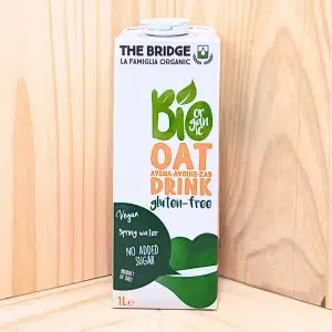 La boisson d’avoine de The Bridge vous propose une alternative onctueuse et naturelle au lait. Cette boisson, non sucrée et sans lactose, offre une saveur douce et légèrement nutty, idéale pour enrichir vos recettes ou à déguster seule. Chaque gorgée révèle la richesse et la douceur de l'avoine, apportant une texture crémeuse et agréable en bouche. Parfait pour les intolérants au lactose ou ceux recherchant une option végétale, cette boisson d'avoine se marie parfaitement avec vos céréales, smoothies ou plats cuisinés. The Bridge s'engage à produire cette boisson avec des ingrédients biologiques de haute qualité, respectant l'environnement et votre santé. Dégustez cette boisson d'avoine pour une expérience gustative saine et délicieuse, idéale pour toute la famille.