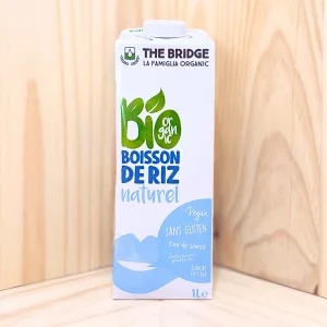 The Bridge vous propose sa boisson de riz, une alternative végétale onctueuse et naturelle au lait. Cette boisson, non sucrée et sans lactose, offre une saveur douce et légèrement nutty, idéale pour enrichir vos recettes ou à déguster seule. Sa texture légère et son goût neutre en font un excellent substitut au lait traditionnel. Cette boisson végétale est adaptée à tous vos besoins culinaires. Que ce soit pour vos boissons chaudes, smoothies ou pâtisseries, la boisson de riz de The Bridge est un choix sain et polyvalent.