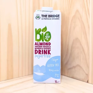 he Bridge vous propose sa boisson amande légère, une alternative onctueuse et naturelle au lait, parfaite pour enrichir vos recettes ou pour une dégustation simple et agréable. Cette boisson est élaborée à partir d’amandes soigneusement sélectionnées, offrant une saveur douce et légèrement nutty qui ravira vos papilles. Non sucrée et sans lactose, elle convient à ceux qui cherchent une option plus saine pour leurs boissons quotidiennes. Que ce soit pour un café au lait, un smoothie ou simplement à déguster seule. Cette boisson amande légère est idéale pour enrichir vos moments gourmands avec une touche de douceur naturelle. Découvrez le plaisir d’une boisson qui allie qualité des ingrédients et respect des normes biologiques pour un choix alimentaire éthique et délicieux.