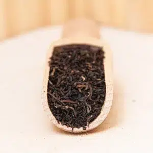 Plongez dans l'excellence de notre thé noir Darjeeling, un thé noir corsé et épicé. Ce breuvage d'exception offre une expérience gustative unique, idéale pour agrémenter votre "tea-time". Chaque tasse révèle la profondeur de son caractère avec des saveurs riches et épicées, parfaitement équilibrées pour offrir un moment de dégustation raffiné et agréable. Laissez vous séduire par l'intensité de ce thé noir de qualité supérieure, qui évoque les majestueux jardins de Darjeeling. Parfait pour une pause bien méritée ou pour enrichir vos moments de détente, ce thé vous invite à savourer un instant de plaisir authentique et sophistiqué.