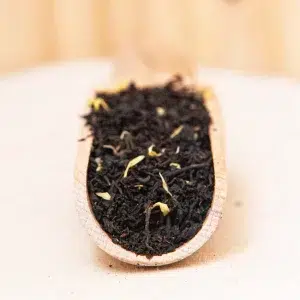 Laissez vous transporter par notre thé noir Earl Grey, une symphonie subtile de thés noirs soigneusement sélectionnés, agrémentés de notes parfumées de bergamote et d'orange. Cette infusion raffinée marie l’intensité des thés noirs à des arômes élégants et fruités, offrant une expérience de dégustation à la fois raffinée et réconfortante. Chaque tasse révèle un équilibre parfait entre le goût riche du thé noir et la douceur vivifiante de la bergamote, complété par une touche d’orange qui éveille les sens. Idéal pour une pause gourmande ou un moment de détente, ce thé noir earl grey vous invite à savourer un plaisir authentique et sophistiqué.