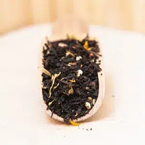 Succombez à l'univers enchanteur de notre thé noir à la fleur d'oranger, une infusion délicate qui évoque la douceur des navettes, ces biscuits provençaux de notre enfance. Chaque tasse vous transporte dans un voyage gustatif doux et réconfortant, où l’arôme subtil de la fleur d'oranger se mêle harmonieusement au goût riche et profond du thé noir. Cette infusion raffinée offre une expérience sensorielle apaisante, idéale pour un moment de détente ou une pause gourmande. Laissez vous envoûter par cette fusion parfaite de saveurs et de souvenirs, où le parfum délicat de la fleur d'oranger rappelle les douceurs traditionnelles de la Provence, pour un instant de plaisir authentique.