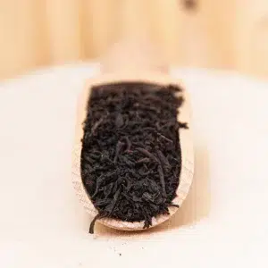 Laissez vous transporter par notre thé noir Kerala, un thé aux notes florales et fruitées rappelant le pruneau. Ses feuilles libèrent une tasse ambrée, délivrant un goût sucré qui séduira les palais fins. Chaque gorgée vous invite à découvrir une harmonie parfaite entre des arômes délicats de fleurs et des saveurs riches et profondes évoquant le pruneau. Ce thé noir d'exception offre une expérience de dégustation raffinée, où la douceur du goût se mêle élégamment à la complexité des nuances aromatiques. Savourez un moment de plaisir exquis avec chaque tasse, et laissez-vous envoûter par ce thé noir Kerala aux qualités remarquables.