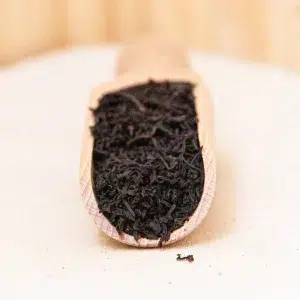 Succombez à l'univers de notre mélange de thé noir, une fusion élégante de thés noirs d'exception. Ce breuvage captivant éveille vos papilles avec ses arômes délicats et ses nuances savoureuses. Chaque tasse révèle un équilibre parfait entre la richesse des thés noirs soigneusement sélectionnés et les saveurs raffinées qui les caractérisent. Laissez vous envoûter par la profondeur de ce mélange sophistiqué, où des notes subtiles et des nuances savoureuses se mêlent pour offrir une expérience de dégustation agréable et mémorable. Découvrez un moment de plaisir authentique avec chaque gorgée, et laissez ce mélange de thés noirs transformer votre pause en un instant de délice.