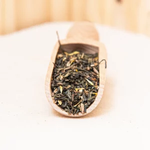 Plongez dans l'univers rafraîchissant de notre thé vert aux agrumes, un mariage harmonieux entre le thé vert et des notes acidulées exquises. Ce mélange subtil offre une expérience gustative unique, où la fraîcheur du thé vert se marie parfaitement avec les arômes vivifiants des agrumes. Chaque tasse vous transporte dans un monde de saveurs éclatantes, offrant un équilibre parfait entre douceur et acidité. Laissez vous séduire par ce thé aux agrumes, qui vous offre un moment de dégustation léger et rafraîchissant, idéal pour éveiller vos sens et vous apporter une touche de fraîcheur en toute occasion.