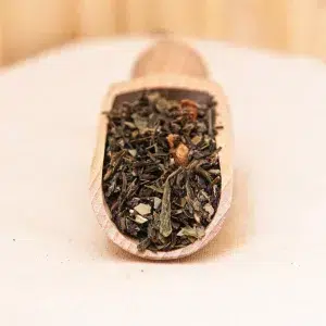 Laissez vous transporter par notre thé vert aux amandes, une symphonie délicate de saveurs qui caresse le palais. Son doux parfum envoûtant évoque une balade sensorielle à travers des notes subtiles d'amande et de thé vert. Chaque gorgée offre une expérience raffinée, où la douceur des amandes se mêle harmonieusement à la fraîcheur du thé vert pour créer une infusion délicate et agréable. Ce mélange exquis vous invite à un moment de détente et de plaisir, offrant une escapade gustative où les saveurs se rencontrent dans une harmonie parfaite. Découvrez un thé vert qui vous enveloppe de ses arômes apaisants et vous offre un véritable moment de bien-être.