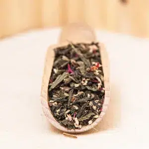 Succombez à notre thé vert à la cannelle, une symphonie enchantée de saveurs qui éveillera vos papilles. La douceur du thé se marie harmonieusement à la chaleur épicée de la cannelle, créant une infusion à la fois douce et réconfortante. Chaque tasse vous offre une expérience sensorielle unique, où les notes fraîches du thé se mêlent aux arômes chaleureux et enveloppants de la cannelle. Laissez vous séduire par ce mélange exquis qui évoque des moments de confort et de bien-être, pour un instant de dégustation véritablement agréable et mémorable. Découvrez un équilibre parfait entre douceur et épices avec ce thé vert à la cannelle.