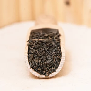 Laissez vous transporter par l'élégance de notre thé vert Jasmin, une sélection de grande qualité. Savourez la finesse de son goût distinctif, séduisant par son arôme délicat et floral. Chaque tasse offre une expérience de dégustation raffinée, où le thé vert se marie harmonieusement avec des notes florales exquises de jasmin. Ce mélange exceptionnel vous invite à un voyage sensoriel doux et apaisant, parfait pour un moment de détente. Découvrez un thé qui allie la richesse de la tradition avec une touche de sophistication moderne, offrant un plaisir authentique et une évasion élégante à chaque gorgée.