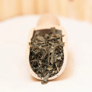 Succombez à notre thé vert Sencha, une véritable invitation à l'élégance et à la fraîcheur. Son infusion, d'une belle teinte jaune d'or, révèle un goût agréablement doux, rafraîchissant et léger. Chaque tasse offre une expérience de dégustation subtile où la douceur du thé vert se mêle à une fraîcheur vivifiante. Ce Sencha de qualité vous transporte dans un voyage sensoriel raffiné, alliant simplicité et sophistication. Laissez vous séduire par son parfum délicat et ses saveurs harmonieuses, pour un moment de plaisir serein et authentique. Découvrez un thé vert sencha qui incarne l’essence de la tradition japonaise avec une touche de modernité.