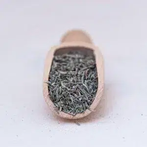 Explorez nos flocons de thym, une option pratique pour ajouter la saveur robuste et aromatique à vos plats. Fabriqués à partir de thym séché, ils offrent une saveur intense et sont idéaux à saupoudrer sur vos grillades. Leur goût puissant et herbacé rehausse instantanément viandes, poissons, légumes et même sauces. En plus de leur utilisation facile, ils conservent toutes les propriétés bénéfiques de l'herbe fraîche, notamment ses vertus antiseptiques et digestives. Que vous prépariez un barbecue estival ou un ragoût réconfortant, nos flocons de thym apportent une touche authentique et savoureuse à vos créations culinaires. Découvrez la simplicité et la richesse de cette herbe aromatique incontournable.