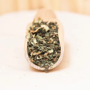 Succombez à notre délicieuse tisane nuit paisible. Une infusion apaisante spécialement conçue pour vous envelopper de douceur et vous préparer pour une nuit sereine et relaxante. Cette tisane nuit paisible marie avec délicatesse des plantes aux vertus calmantes telles que la camomille, la lavande et la valériane. Chaque tasse vous offre une expérience de détente ultime, favorisant un sommeil réparateur et une relaxation profonde. Son arôme délicat et ses saveurs douces créent un moment de tranquillité parfait pour vous détendre après une journée bien remplie. Profitez de cette infusion bienfaisante pour vous offrir un rituel nocturne apaisant, vous guidant vers une nuit paisible et régénérante.