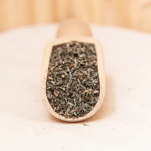 Plongez dans notre tisane respiration. Une infusion réconfortante spécialement formulée pour vous accompagner durant les mois d'hiver, grâce à ses plantes aux propriétés bienfaisantes. Ce mélange harmonieux associe des ingrédients soigneusement sélectionnés. Pour leurs vertus apaisantes et décongestionnantes, tels que la menthe poivrée, l’eucalyptus et le thym. Chaque tasse vous offre une sensation de chaleur et de bien-être, idéale pour soutenir votre confort respiratoire et apaiser les voies respiratoires. Laissez vous envelopper par le parfum frais et vivifiant de cette tisane, conçue pour vous offrir un moment de douceur et de sérénité pendant les journées froides. Savourez une tisane respiration qui allie plaisir et efficacité pour un hiver agréable.