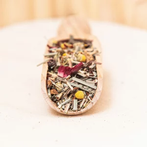 Succombez à l'invitation à la tranquillité avec notre tisane zen. Spécialement conçue pour vous offrir un instant de sérénité, cette infusion vous emporte dans une atmosphère apaisante. Composée d'un mélange harmonieux de plantes soigneusement sélectionnées, elle allie la douceur des feuilles de camomille à la fraîcheur de la menthe et aux propriétés relaxantes de la lavande. Chaque tasse vous invite à une pause reposante, loin du tumulte quotidien. La tisane zen est une véritable évasion sensorielle, où les arômes délicats et les saveurs subtiles se rencontrent pour créer une expérience de détente absolue. Offrez vous un moment de calme et de relaxation avec cette infusion raffinée et bienfaisante.