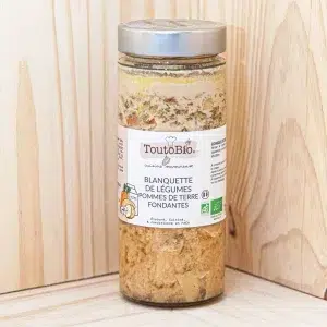 Plongez dans l'exquis avec notre blanquette de légumes, une recette végétarienne délicate qui séduira les palais les plus fins. Inspirée de la célèbre blanquette de veau française, cette version végétarienne met à l'honneur la douceur des légumes mijotés dans une sauce crémeuse et parfumée. Chaque légume est choisi pour sa fraîcheur et sa capacité à absorber les saveurs subtiles de la sauce onctueuse, créant ainsi une symphonie de textures et de goûts. L'ensemble est enrichi d'herbes fraîches et d'épices douces qui rehaussent la complexité des saveurs. Notre blanquette est une invitation à savourer la finesse et l'élégance de la cuisine végétarienne française.