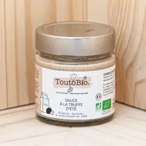 Plongez dans l'opulence avec notre sauce à la truffe d'été. Une délectation culinaire où la richesse intense de la truffe se marie à la perfection avec la crème liquide pour créer une sauce veloutée et exquise. Cette sauce est une véritable indulgence gastronomique. Parfaite pour sublimer vos plats de pâtes, viandes grillées ou même simplement des légumes rôtis. La truffe d'été, connue pour sa saveur subtile et délicate, ajoute une touche d'élégance à chaque plat. Transformant une simple recette en un festin raffiné. Prête à être utilisée, notre sauce à la truffe d'été est une invitation à découvrir le luxe et l'intensité des saveurs gastronomiques, idéale pour toutes les occasions spéciales où le plaisir de la bonne cuisine est à l'honneur.