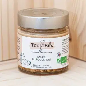 Plongez dans la sophistication de notre sauce au roquefort. Cette création gastronomique met en valeur la richesse et la complexité du roquefort. Elle est un mariage parfait entre la puissance du célèbre fromage bleu et la texture veloutée d'une sauce crémeuse. Le roquefort, réputé pour ses arômes intenses et sa texture fondante, est soigneusement intégré à une base de crème et d'aromates pour créer une sauce onctueuse et pleine de caractère. Idéale pour accompagner des viandes grillées, des pâtes fraîches ou même des légumes rôtis, cette sauce ajoute une touche de raffinement à chaque plat.