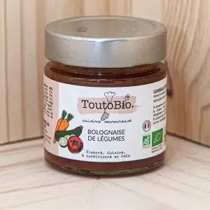 Plongez dans notre sauce bolo de légumes, une invitation à savourer la tradition revisitée. Découvrez la fusion parfaite entre des textures moelleuses et des saveurs végétales. Inspirée par la célèbre sauce bolognaise italienne, notre version végétarienne utilise des légumes pour créer une sauce riche en saveurs et en nutriments. Les légumes sont lentement mijotés pour libérer leurs arômes naturels. Tandis que les épices et les herbes ajoutent une profondeur supplémentaire à chaque bouchée. Parfaite pour accompagner des pâtes fraîches, du riz ou même comme sauce pour des plats de légumes grillés, notre sauce bolo de légumes est une alternative délicieuse et nourrissante qui satisfait les papilles tout en étant bonne pour la santé.
