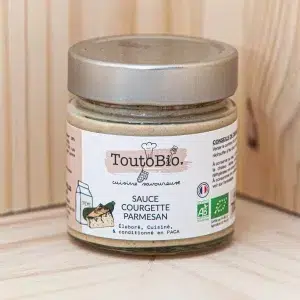 Plongez dans l'harmonie de notre sauce courgette parmesan, mariant la douceur des courgettes à la délicatesse du parmesan. Elle marie la tendresse des courgettes fraîches avec la richesse du parmesan râpé, créant ainsi une symphonie de saveurs italiennes. Les courgettes sont sautées pour préserver leur texture croquante, puis mélangées à un velouté à base de crème, de parmesan et d'épices aromatiques. Idéale pour napper des pâtes fraîches, des gnocchis ou même comme sauce pour des plats de poisson grillé. Notre sauce courgette parmesan est une option gastronomique qui transforme chaque repas en une expérience gustative inoubliable.