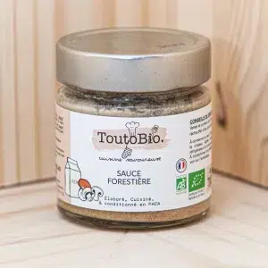 Plongez dans la délicatesse de notre sauce forestière aux champignons de Paris et cèpes. Cette fusion exquise marie la tendreté du champignon de Paris avec la saveur intense des cèpes. Notre sauce forestière est préparée avec soin en combinant des champignons de Paris frais, finement coupés et mijotés pour révéler leur texture moelleuse et leur arôme délicat. Les cèpes, riches en saveurs terreuses et en umami, ajoutent une profondeur supplémentaire à cette sauce savoureuse. Que ce soit pour un repas familial confortable ou une soirée entre amis, notre sauce forestière aux champignons de Paris et cèpes est un choix qui saura impressionner et satisfaire les amateurs de cuisine raffinée et authentique.